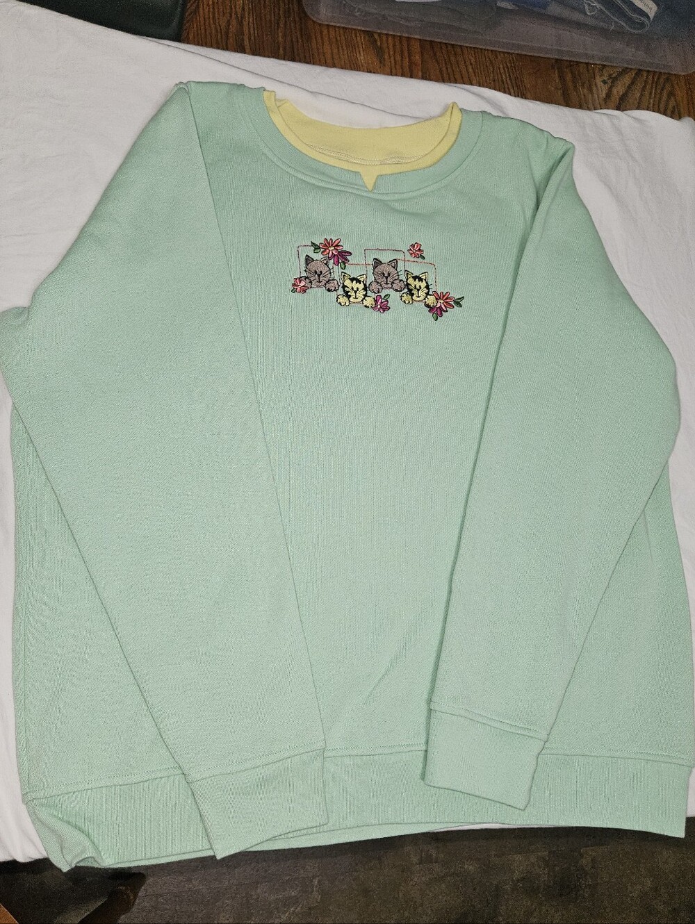 Country Store Light Green Pullover Sweatshirt Embroidered Cats Size L Lemonade